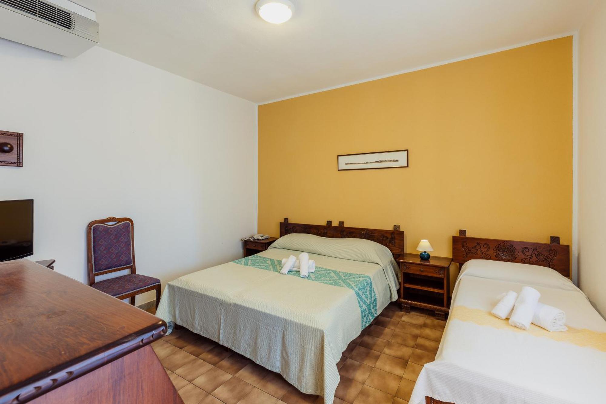 Malaspina Hotel & Resort Боза Екстериор снимка