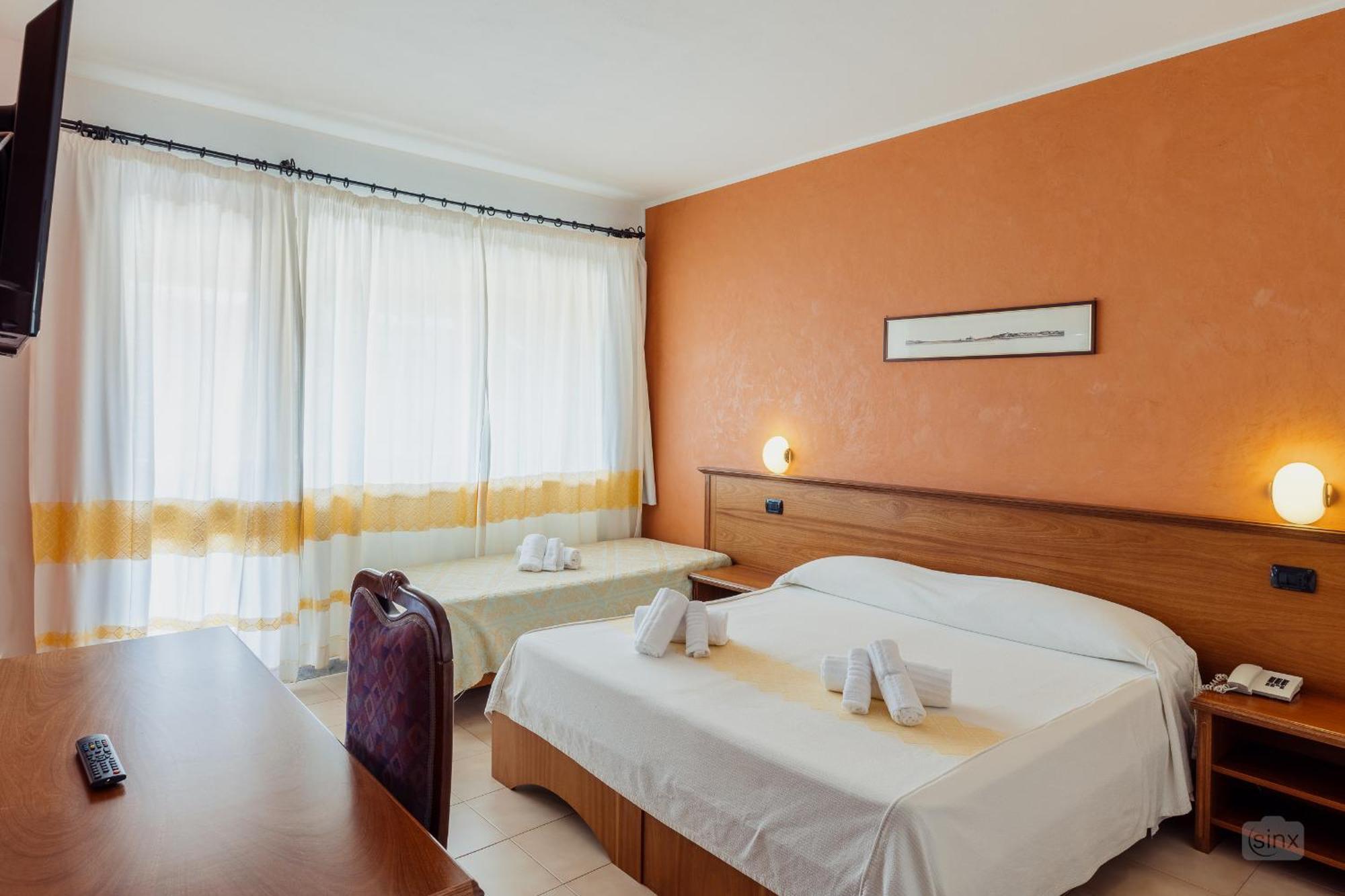 Malaspina Hotel & Resort Боза Екстериор снимка