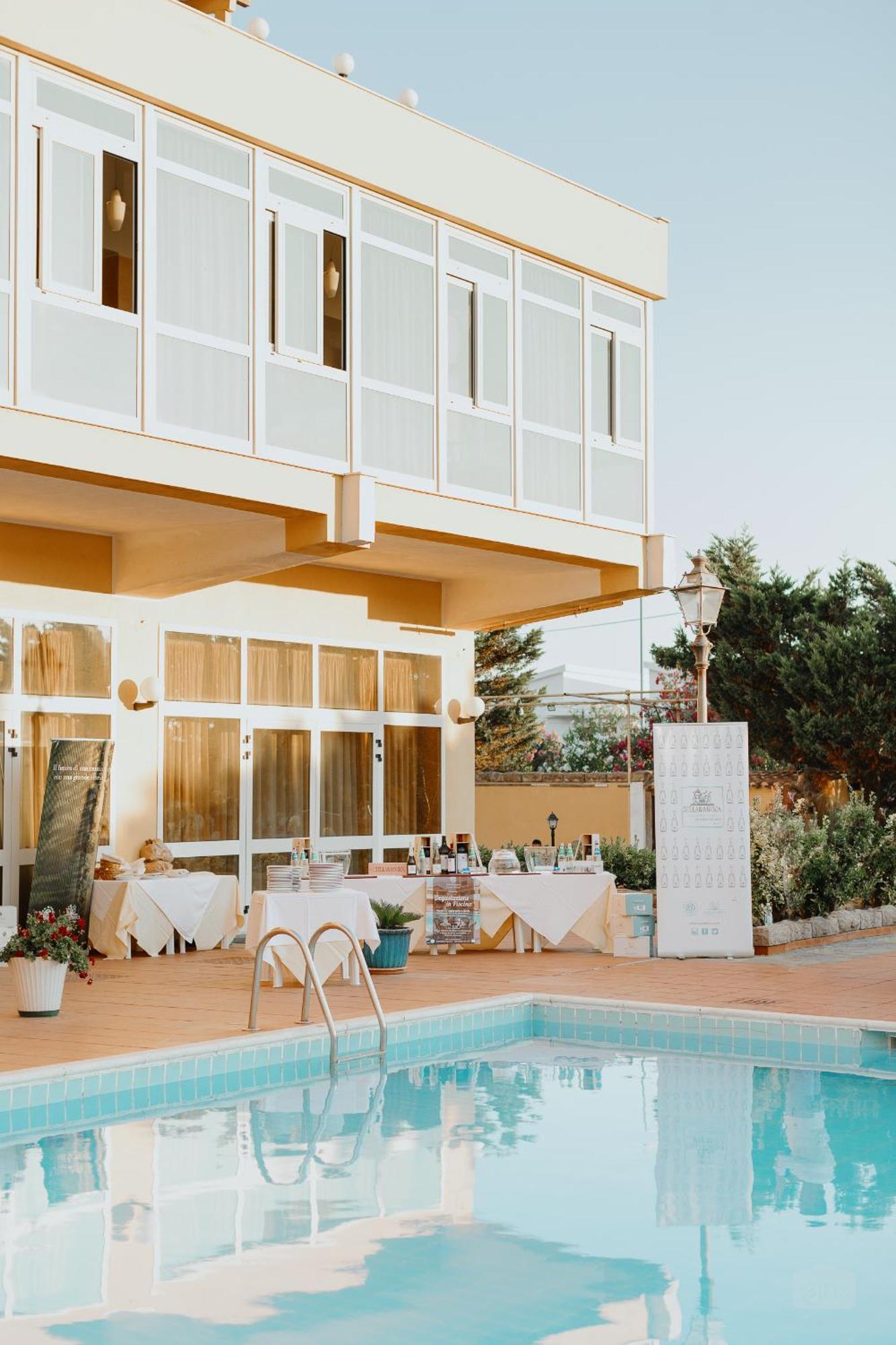 Malaspina Hotel & Resort Боза Екстериор снимка