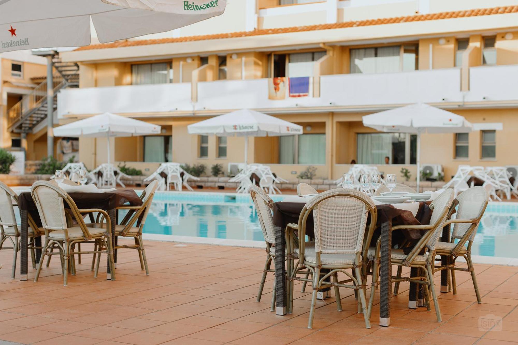 Malaspina Hotel & Resort Боза Екстериор снимка