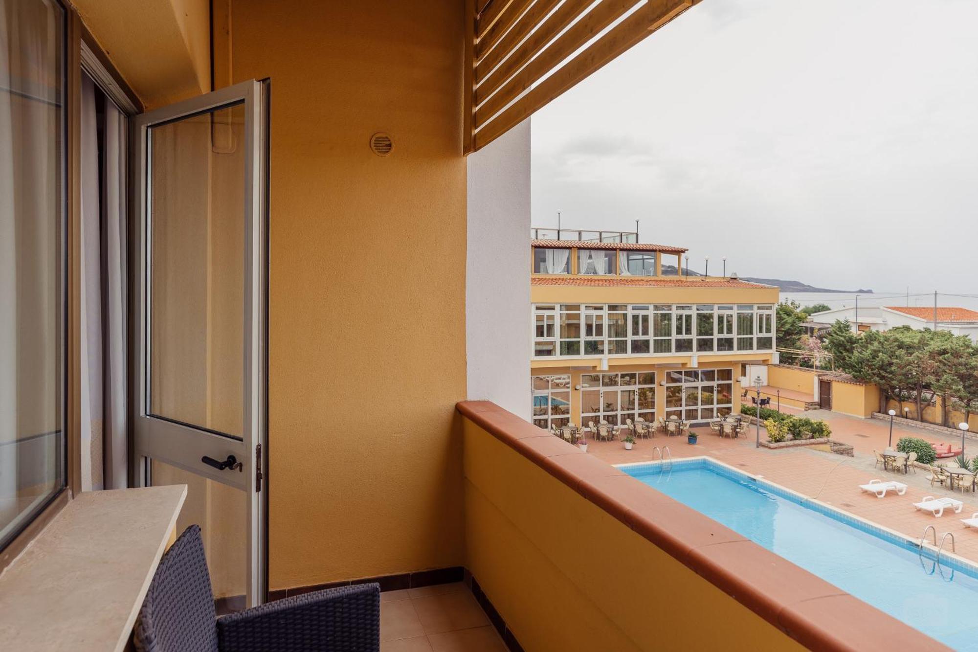 Malaspina Hotel & Resort Боза Екстериор снимка